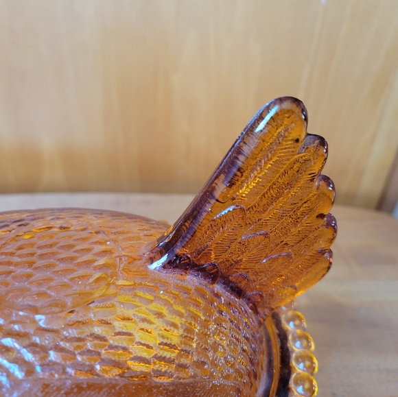 VINTAGE AMBER GLASS COLORED HEN ON A NEST. - Picture 3 of 7